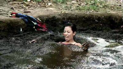 Chelle, Exploring a Bog - txxx.com - Philippines