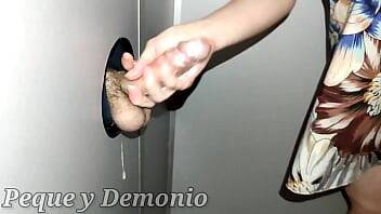 WALKING 4 UNKNOWN COCKS IN A GLORYHOLE. Www.pequeydemonio.com - xvideos.com