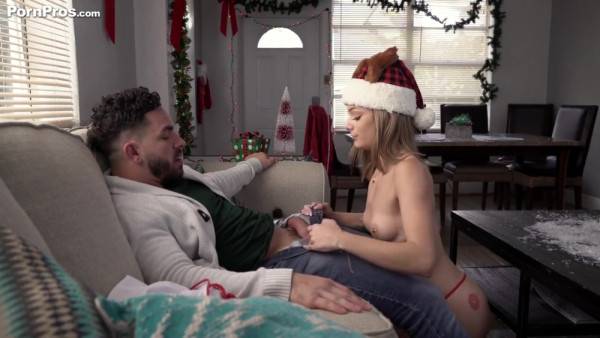 Lina Paige And Roxy Ryder - I Let Him Use Me Like A Xmas - hotmovs.com