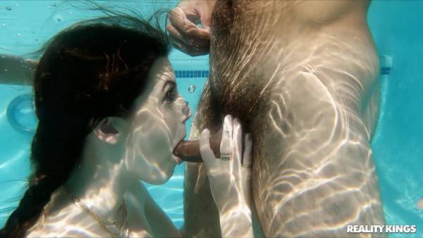 Reality Wet Threesome Hardcore in Pool: Social Sluts Blow Delivery Guy Underwater - BBC James Angel - xhand.com